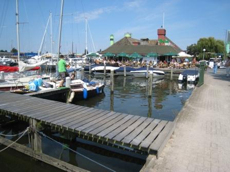 Het havengebouw met restaurant en terras van de Jachthaven Hardewijk